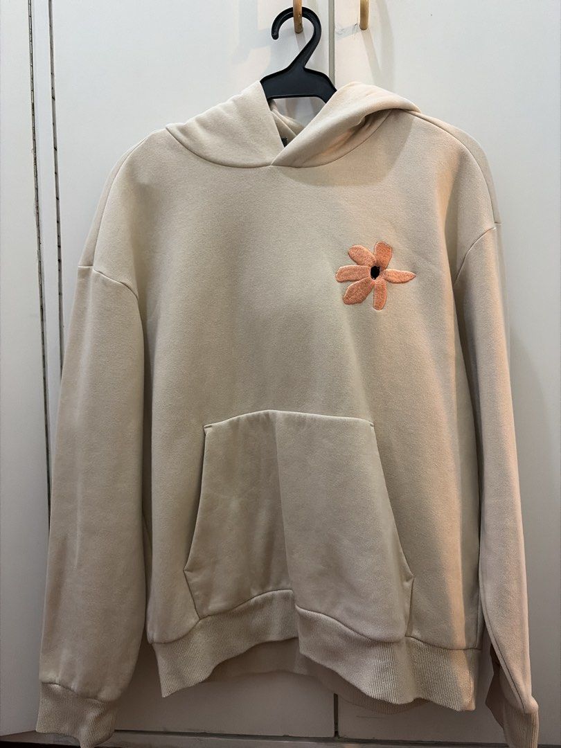 H&M Relaxed Fit Hoodie (Category: Hoodies) located in Quezon City. Submitted by blistceleb (Listing ID 1470714575, Image 1). Description: 22 x 25.5 H&M hoodie No issues.