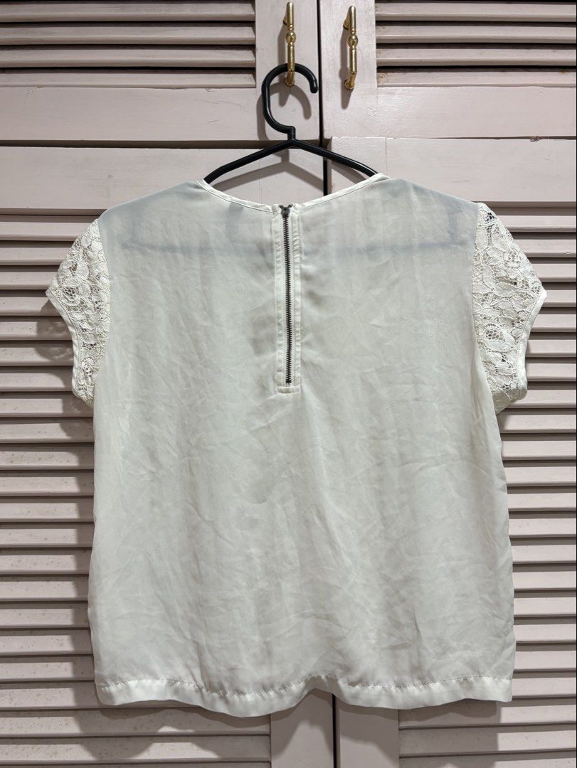 H&M White Lace Sheer Blouse (Category: Blouses) located in Muntinlupa City. Submitted by sukimum (Listing ID 1470670611, Image 2). Description: Very cute top. Has minor pilling on the sheer back panel, but not too obvious when worn.