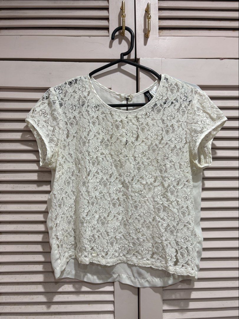 H&M White Lace Sheer Blouse (Category: Blouses) located in Muntinlupa City. Submitted by sukimum (Listing ID 1470670611, Image 1). Description: Very cute top. Has minor pilling on the sheer back panel, but not too obvious when worn.