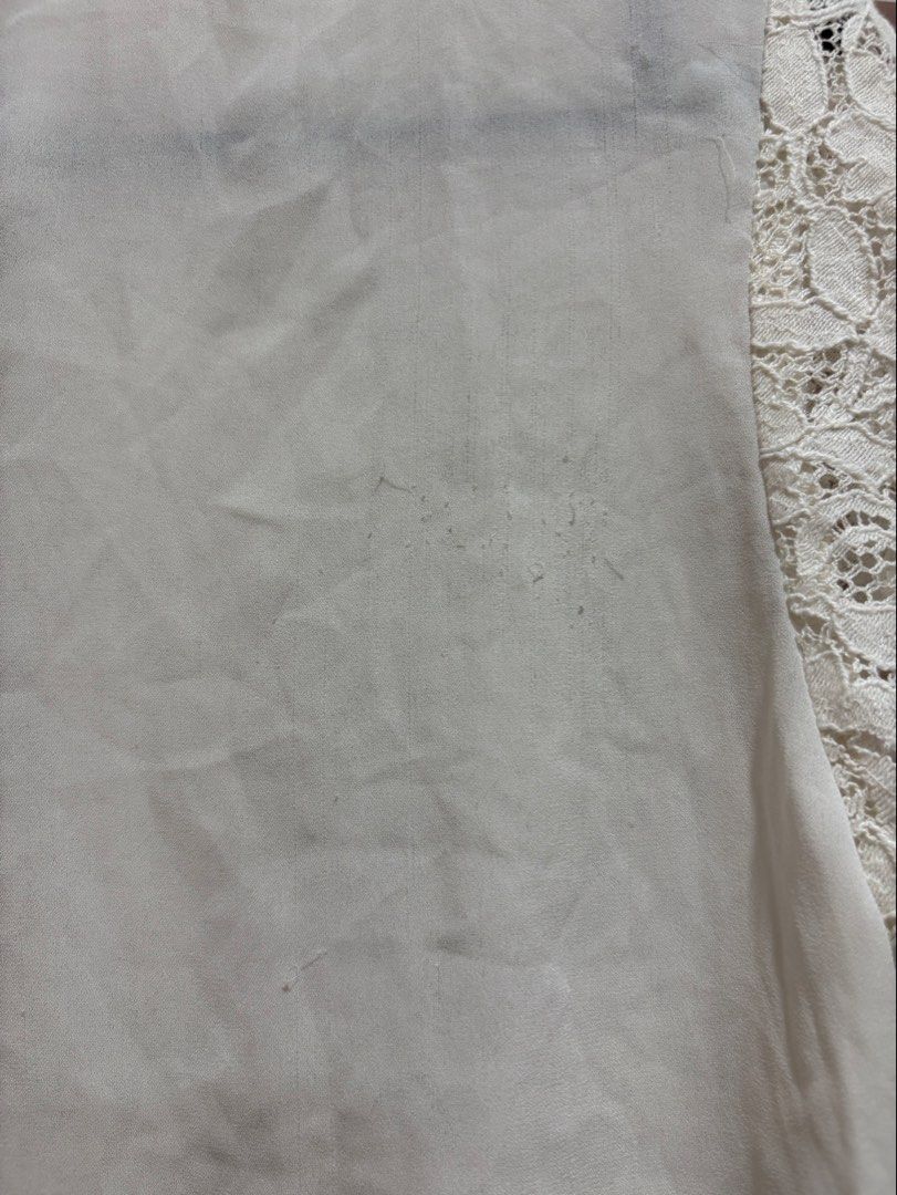 H&M White Lace Sheer Blouse (Category: Blouses) located in Muntinlupa City. Submitted by sukimum (Listing ID 1470670611, Image 3). Description: Very cute top. Has minor pilling on the sheer back panel, but not too obvious when worn.