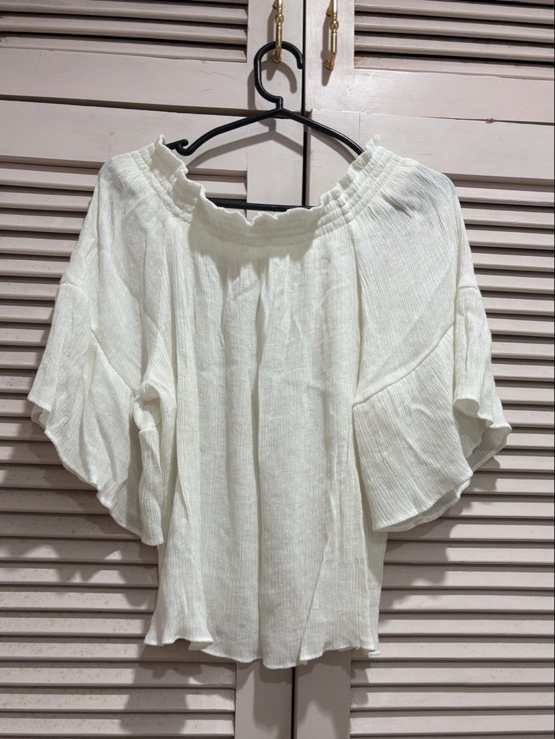 H&M White Off-Shoulder Bell Sleeve Blouse (Category: Blouses) located in Muntinlupa City. Submitted by sukimum (Listing ID 1470671569, Image 2). Description: BNWOT- never used, only washed. Very lightweight, slightly sheer crinkled fabric. Best fits M-XL frames. For S frames, better if you have wider shoulders. Has two faint brown stains on the sleeve and lower area (check latter photos). Not sure where it came from while it was stored, but i do 