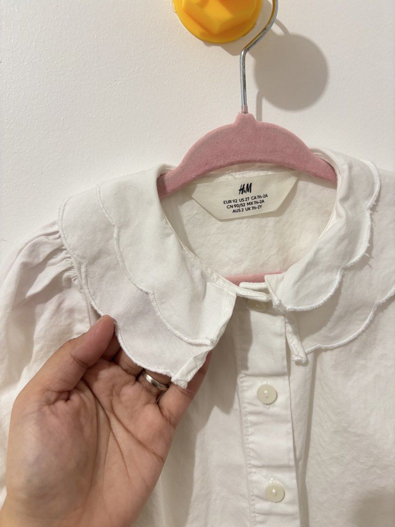 H&M White Scallop Collar Blouse Size 2Y (Category: Blouses) located in Bulacan. Submitted by ricammendz (Listing ID 1470730626, Image 2). Description: 1-2t Good condi 700 plus ko nabili brandnew Cute for jumper or dress inner.