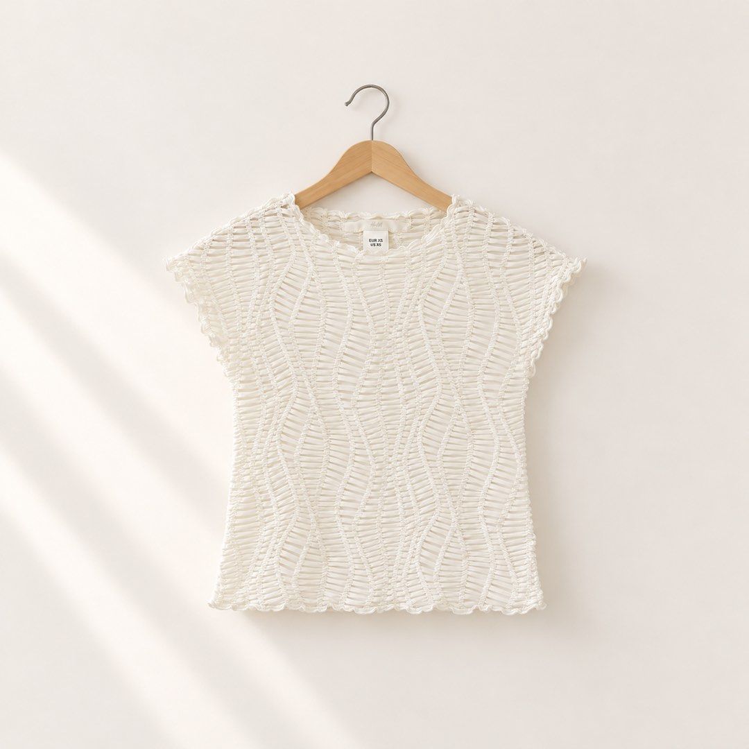 H&M White Textured Short Sleeve Cropped Blouse (Category: Blouses) located in Quezon City. Submitted by mspgarcia (Listing ID 1470742284, Image 1). Description: Used once or twice 🫶🏻 Length: 43cm Waist: 31cm .