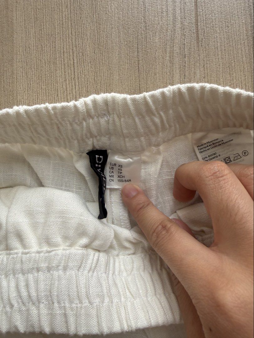 HNM White Linen Shorts (Category: Shorts) located in Manila. Submitted by bella_boo (Listing ID 1470587127, Image 2). Description: have to sell by TODAY (tuesday) tags 🏷️: brandy melville, subdued, edikted, cotton on, stradivarius, bershka, pull and bear, zara, h&m, hnm.