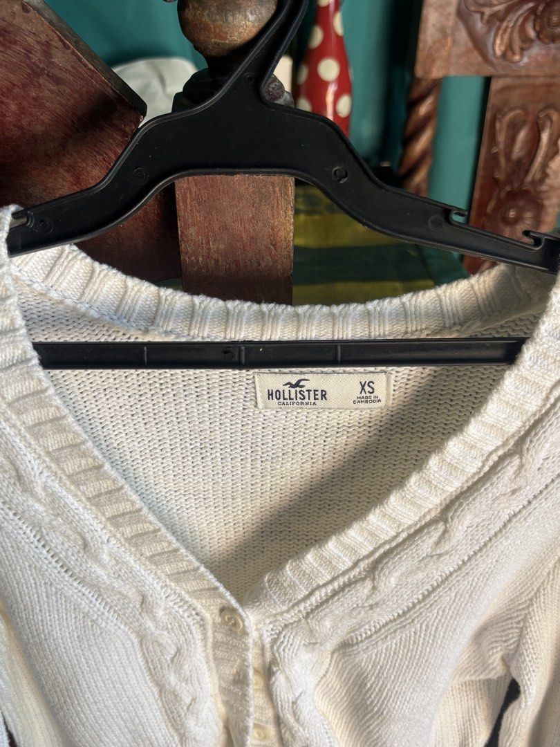 Hollister Cardigan (Category: Longsleeves) located in Rizal. Submitted by .love_b (Listing ID 1470740788, Image 2). Description: Xs-S even up to medium but cropped na stain is removable.