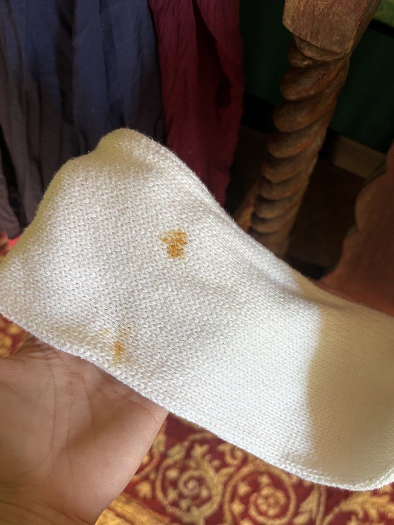 Hollister Cardigan (Category: Longsleeves) located in Rizal. Submitted by .love_b (Listing ID 1470740788, Image 3). Description: Xs-S even up to medium but cropped na stain is removable.