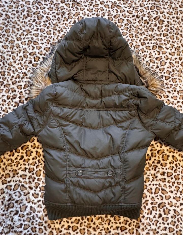 HOLLISTER FUR JACKET (Category: Clothes Drying Rack) located in Guihulngan. Submitted by thrift_ni_jan (Listing ID 1470610239, Image 2). Description: .