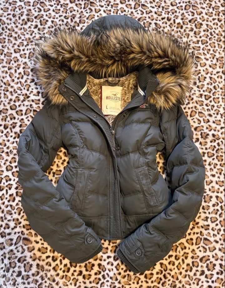 HOLLISTER FUR JACKET (Category: Clothes Drying Rack) located in Guihulngan. Submitted by thrift_ni_jan (Listing ID 1470610239, Image 1). Description: .