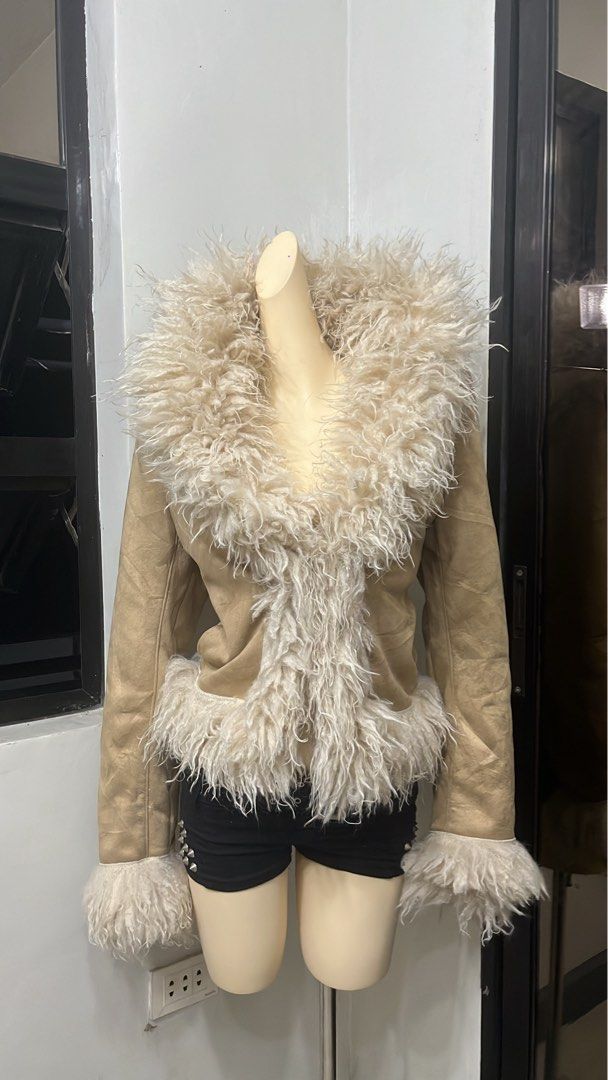 Hollister y2k fur suede jacket (Category: Coats, Jackets and Outerwear) located in Caloocan City. Submitted by onlyfromthepast (Listing ID 1470678768, Image 2). Description: Dead stock with hangtag Small 1800 current offer Steal 2500 Grab 3k Lock 3500 Bidding ends today Oct 27 10pm.