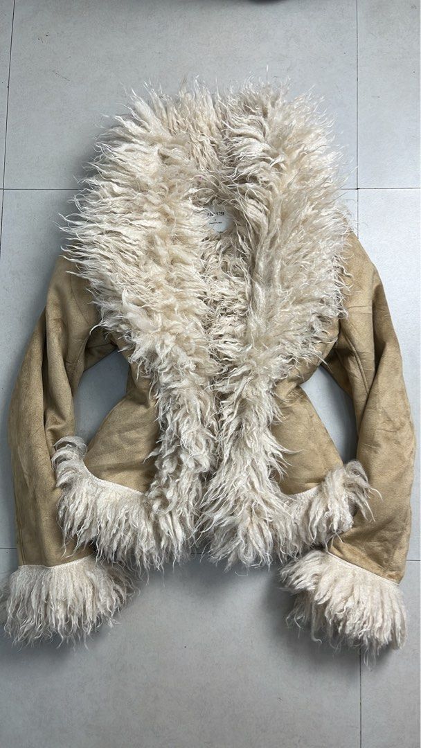 Hollister y2k fur suede jacket (Category: Coats, Jackets and Outerwear) located in Caloocan City. Submitted by onlyfromthepast (Listing ID 1470678768, Image 1). Description: Dead stock with hangtag Small 1800 current offer Steal 2500 Grab 3k Lock 3500 Bidding ends today Oct 27 10pm.