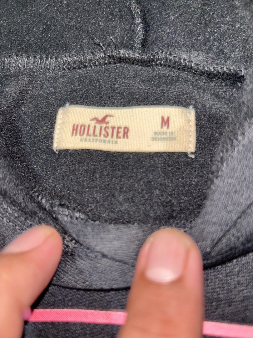 Hollister Y2K Pullover Hoodie (Category: Coats, Jackets and Outerwear) located in Manila. Submitted by erxm.thrift (Listing ID 1470708296, Image 2). Description: .