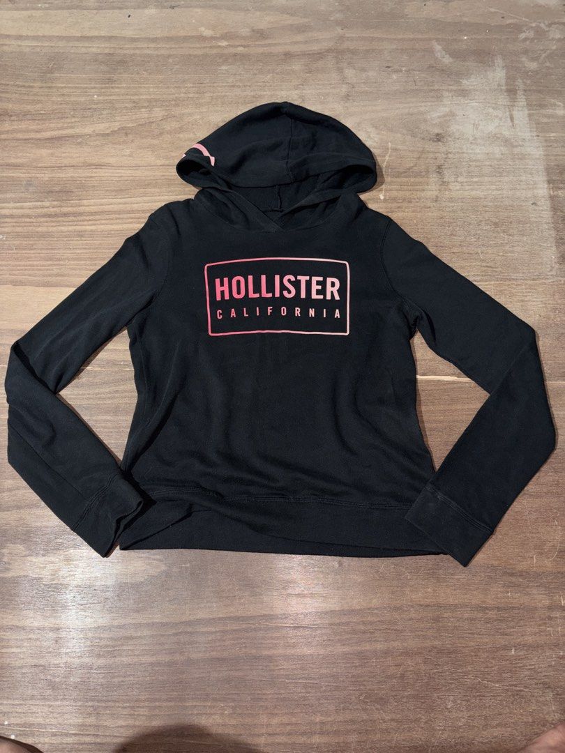 Hollister Y2K Pullover Hoodie (Category: Coats, Jackets and Outerwear) located in Manila. Submitted by erxm.thrift (Listing ID 1470708296, Image 1). Description: .