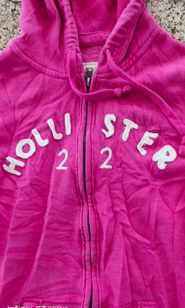 Hollister zip up jacket (Category: Coats, Jackets and Outerwear) located in Manila. Submitted by mackussil (Listing ID 1470621716, Image 2). Description: as new condition no issue.