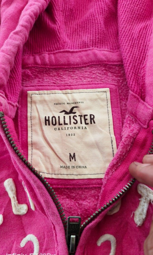 Hollister zip up jacket (Category: Coats, Jackets and Outerwear) located in Manila. Submitted by mackussil (Listing ID 1470621716, Image 3). Description: as new condition no issue.