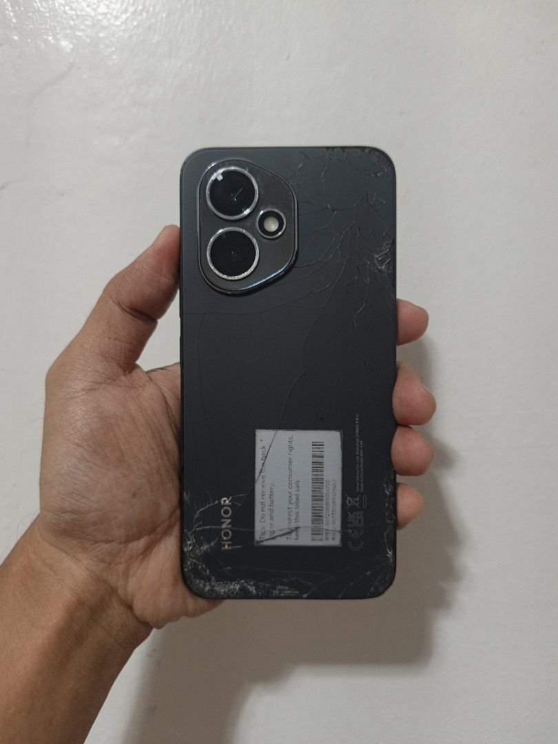 Honor 400 5G 512GB/12 (Category: Android Others) located in Muntinlupa City. Submitted by mxxy09 (Listing ID 1470740879, Image 2). Description: FOR SALE / SWAP PLS READ CAREFULLY SA ISSUE HONOR 400 5G 512GB / 12GB SNAPDRAGON HONES ISSUE 1. Crack backglass at camera lens scratches and dents sa corner 2. AMOLED burn sa taas ng battery icon and signal ( mild only Hindi sa kita kung naka matte ceramic tempered glass ka ) 3. Wide angle Ok nmn yung mai