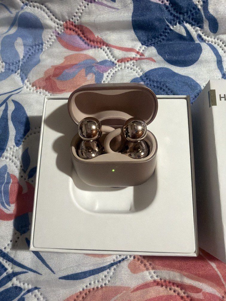 Huawei FreeClip 2 - Rose Gold (Category: Earphones) located in Manila. Submitted by frauleinnn (Listing ID 1470586149, Image 3). Description: Guaranteed legit - bought from Official Huawei Online Store. Free Snowflake accessory, and silicon case (marble design). Only used once. Good as brand new. RFS: Product color was not what I expected. And I also decided to upgrade to Apple AP Pro 3. .