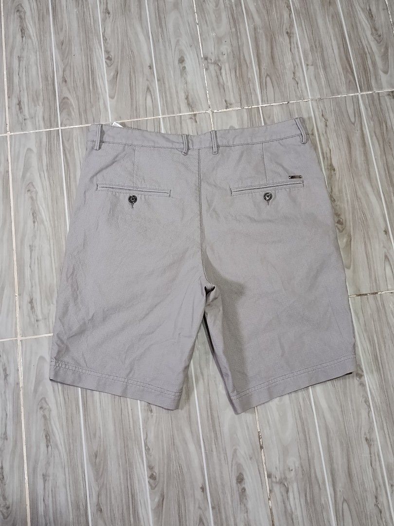 HUGO BOSS CHINO SHORT (freeshipping) (Category: Shorts) located in Quezon City. Submitted by gyl-stop (Listing ID 1470677632, Image 2). Description: free shipping 34 x 20 excellent condi cr: 9.8/10 issue: unnoticeable small yellow stain.