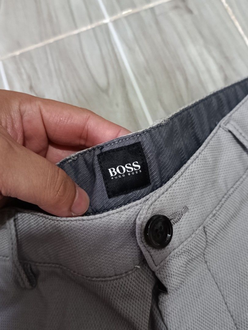 HUGO BOSS CHINO SHORT (freeshipping) (Category: Shorts) located in Quezon City. Submitted by gyl-stop (Listing ID 1470677632, Image 3). Description: free shipping 34 x 20 excellent condi cr: 9.8/10 issue: unnoticeable small yellow stain.