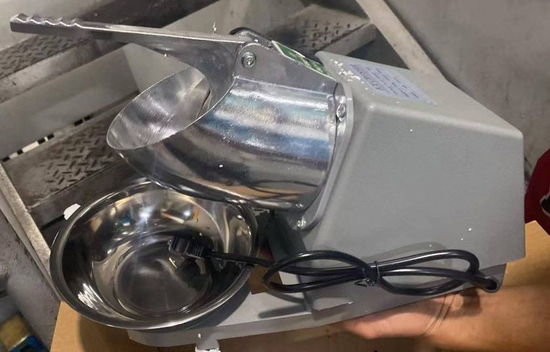 Ice smashing machine big size (Category: Juicers, Blenders & Grinders) located in Manila. Submitted by yzlshop (Listing ID 1470614706, Image 2). Description: .