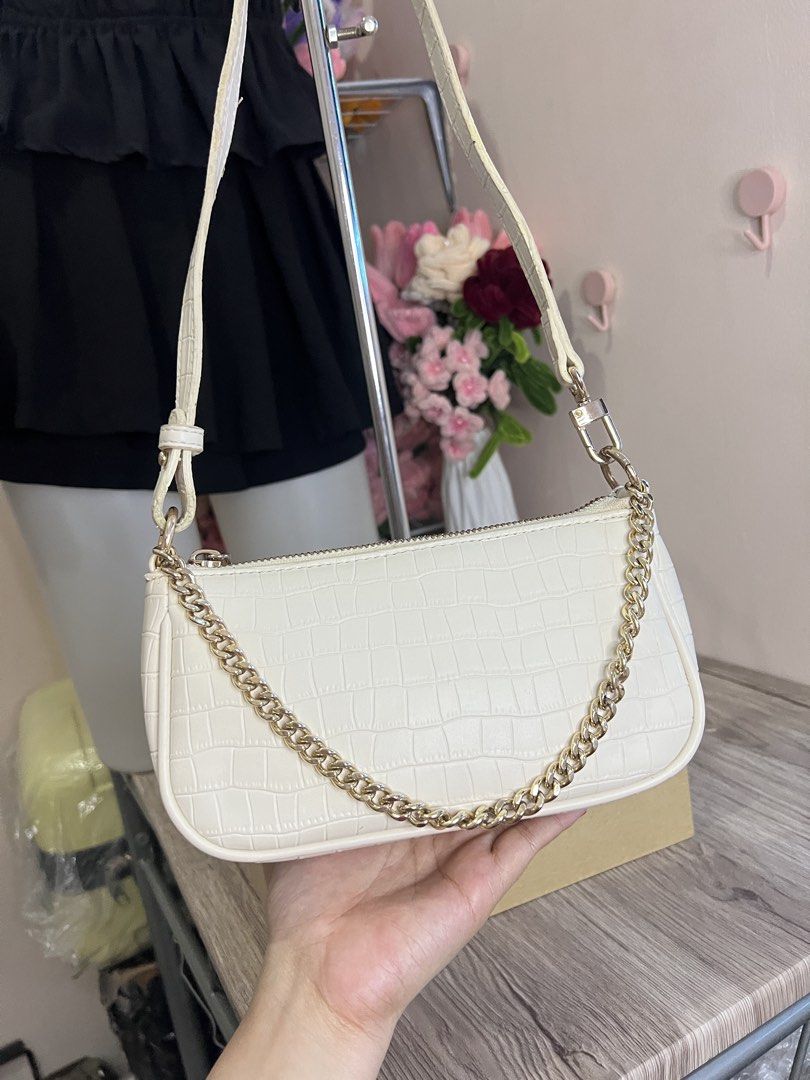IEF Kili Bag - Gold chain (Category: Shoulder Bags) located in Quezon City. Submitted by handpicked_collections_ph (Listing ID 1470656024, Image 3). Description: .