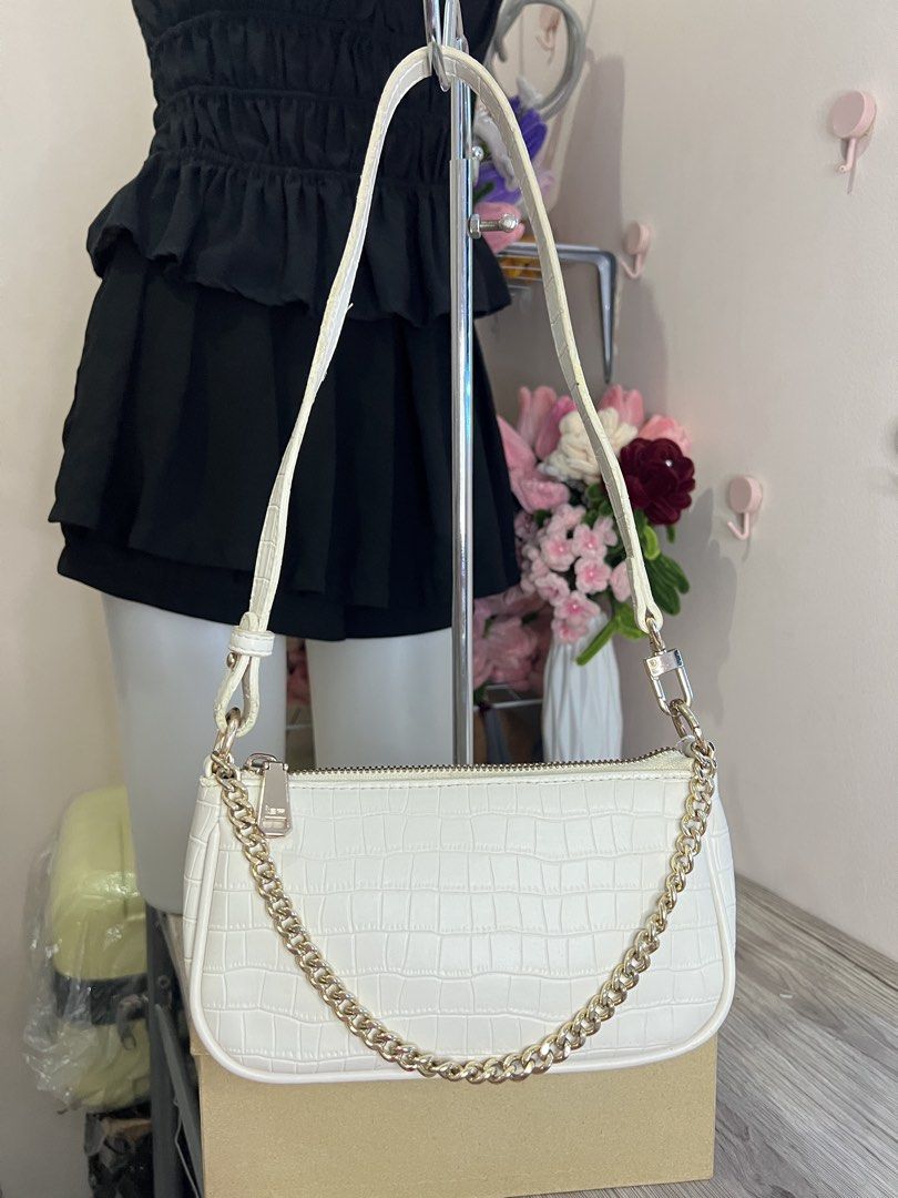 IEF Kili Bag - Gold chain (Category: Shoulder Bags) located in Quezon City. Submitted by handpicked_collections_ph (Listing ID 1470656024, Image 2). Description: .