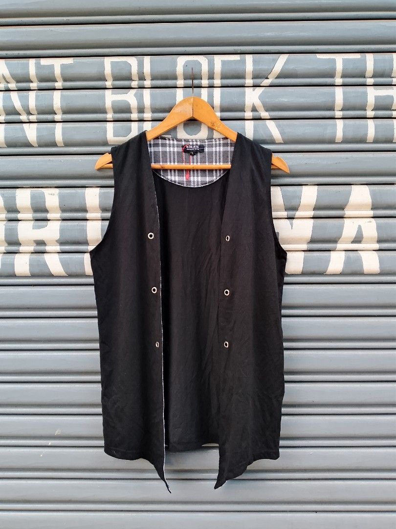 In The Attic Changeable Design Vest (Category: Activewear) located in Manila. Submitted by gentlestone1998 (Listing ID 1470736941, Image 3). Description: In the Attic Changeable Design Vest Size Large Excellent condition No issue Flawless.