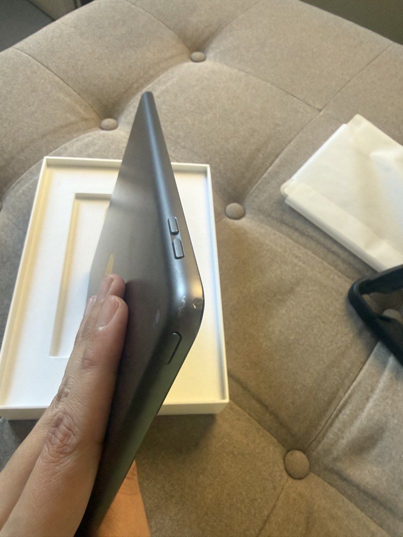 Ipad 9th Gen 64gb (Category: iPad) located in Caloocan City. Submitted by krishazach (Listing ID 1470559759, Image 3). Description: Ipad 9th Gen With box and Case Location : North Caloocan or meet up BGC Uptown.