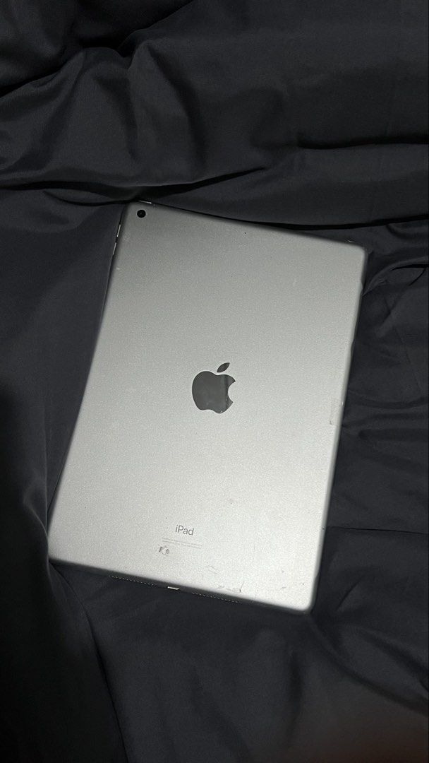 Ipad 9th Generation Silver (Category: iPad) located in Manila. Submitted by kennyyy_jen (Listing ID 1470709492, Image 1). Description: READ DESCRIPTION FIRST! FOR SALE: iPad 9th Generation 128GB 🍎 • Color: Silver • Storage: 128GB • Issue: Motherboard issue • Condition: For repair or for parts 📌 We had the unit checked at Greenhills. The motherboard issue can be repaired, but the repair cost would be more expensive, so we decided to sell it inst