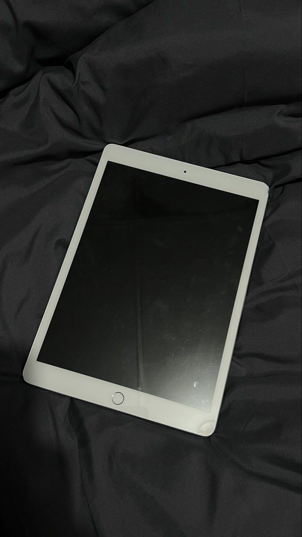 Ipad 9th Generation Silver (Category: iPad) located in Manila. Submitted by kennyyy_jen (Listing ID 1470709492, Image 2). Description: READ DESCRIPTION FIRST! FOR SALE: iPad 9th Generation 128GB 🍎 • Color: Silver • Storage: 128GB • Issue: Motherboard issue • Condition: For repair or for parts 📌 We had the unit checked at Greenhills. The motherboard issue can be repaired, but the repair cost would be more expensive, so we decided to sell it inst