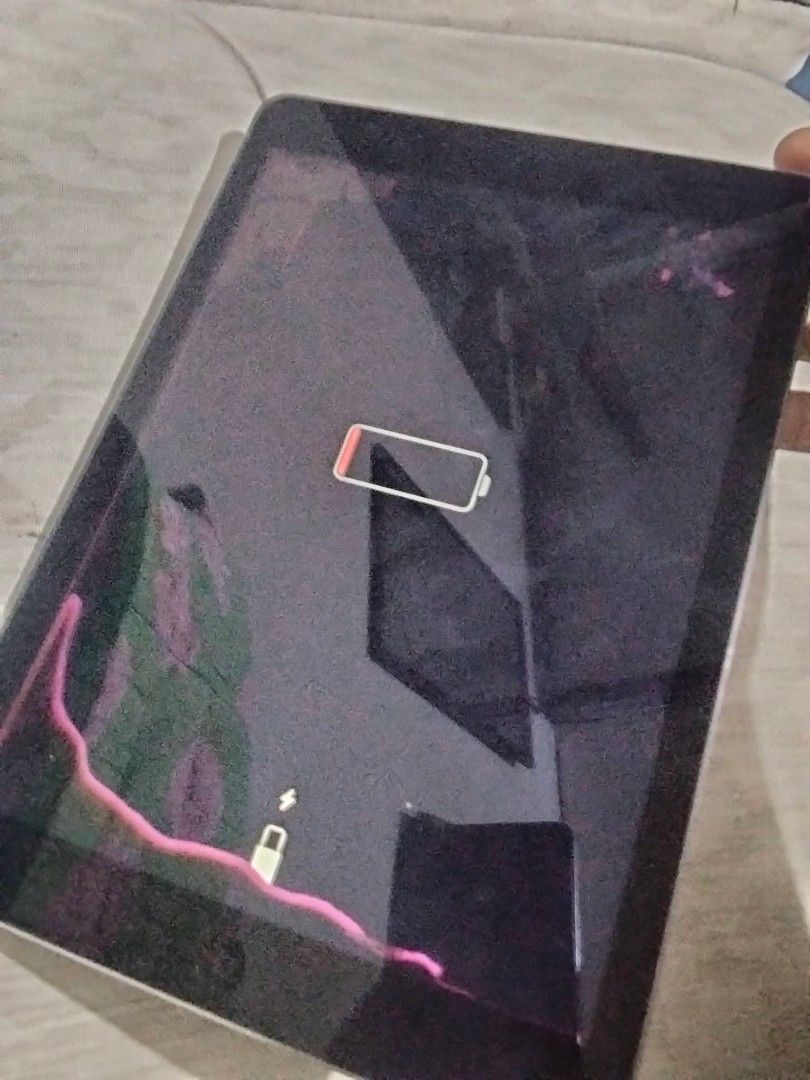 iPad Air 1st gen defective (Category: iPad) located in Manila. Submitted by leighmarie024 (Listing ID 1470702070, Image 2). Description: issue: -may red na parang stain sa background ng lcd. -icloud issue -no repair history -for parts out loc: sta.ana manila Pickup only.