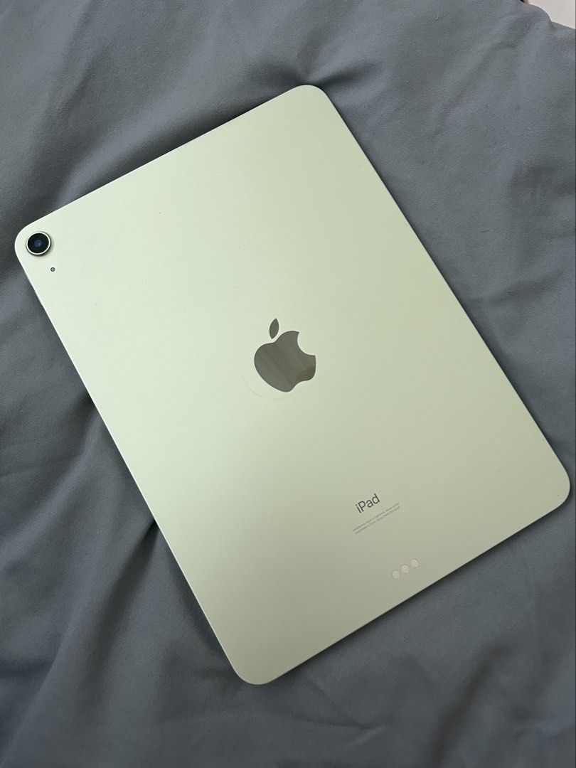 iPad Air 4 64gb (Category: iPad) located in Mandaluyong City. Submitted by icedmatchaoatlatte_ (Listing ID 1470742491, Image 3). Description: Color: Green Price is without the apple pencil yet P.S apple pencil is customized with my name 😬 Only issue is the scratch on the side because of apple pencil.