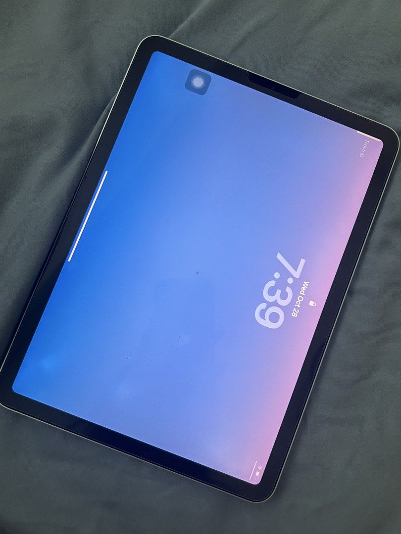 iPad Air 4 64gb (Category: iPad) located in Mandaluyong City. Submitted by icedmatchaoatlatte_ (Listing ID 1470742491, Image 2). Description: Color: Green Price is without the apple pencil yet P.S apple pencil is customized with my name 😬 Only issue is the scratch on the side because of apple pencil.
