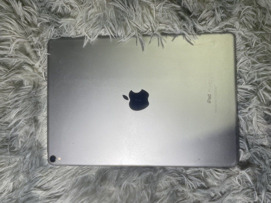 !!RUSH!! IPAD PRO 10.5 INCH ( 256gb ) (Category: iPad) located in Manila. Submitted by kyyyyyih (Listing ID 1470709593, Image 2). Description: - Still in Good Condition Problems - Noticable bent - Problem with charging port ( putol-putol but still charges fast. For ex. Charges for 5mins, then stop for 10secs, then repeat ) - 3-5 hrs depends on the usage Rfs: Di na nagagamit.