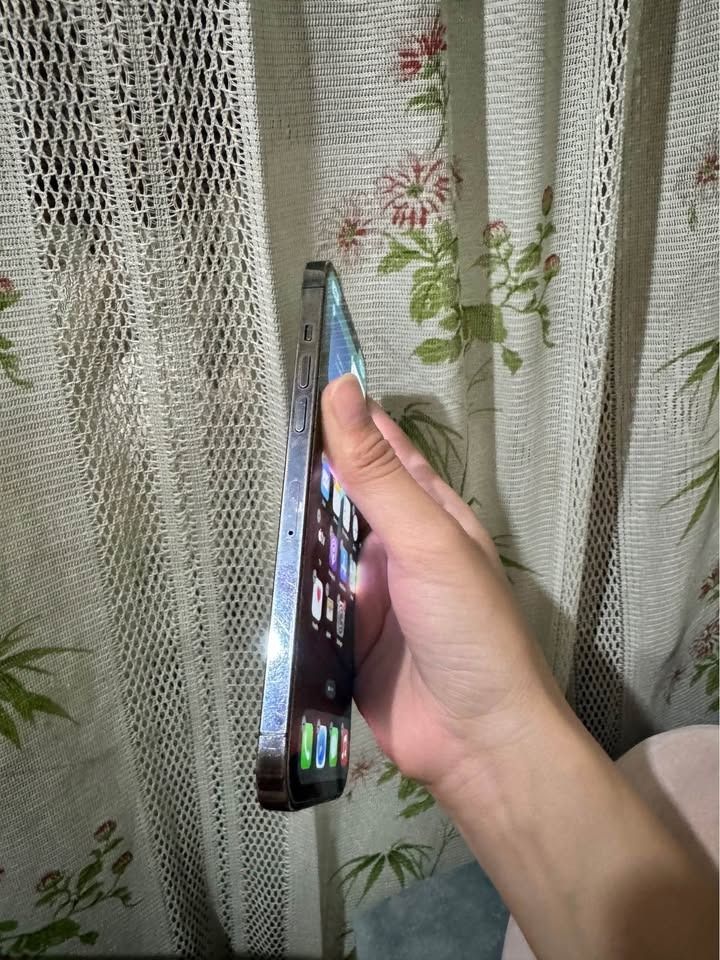 IPHONE 12 PRO MAX (Category: iPhone 12 Series) located in Manila. Submitted by shnmnajoo (Listing ID 1470565748, Image 3). Description: iPhone 12 Pro Max 128GB (Graphite) Unit Details: • Storage: 128GB • Color: Graphite • Network: Factory Unlocked / No SIM restrictions (Any SIM will work) • Condition: All stock / original parts, NO repair history! • Aesthetics: Very fresh back glass, minimal scratches only due to daily use ⚠️ Declared Issue: • Bo