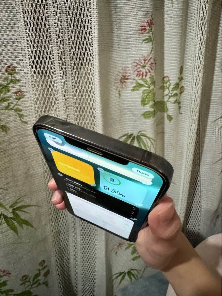 IPHONE 12 PRO MAX (Category: iPhone 12 Series) located in Manila. Submitted by shnmnajoo (Listing ID 1470565748, Image 2). Description: iPhone 12 Pro Max 128GB (Graphite) Unit Details: • Storage: 128GB • Color: Graphite • Network: Factory Unlocked / No SIM restrictions (Any SIM will work) • Condition: All stock / original parts, NO repair history! • Aesthetics: Very fresh back glass, minimal scratches only due to daily use ⚠️ Declared Issue: • Bo