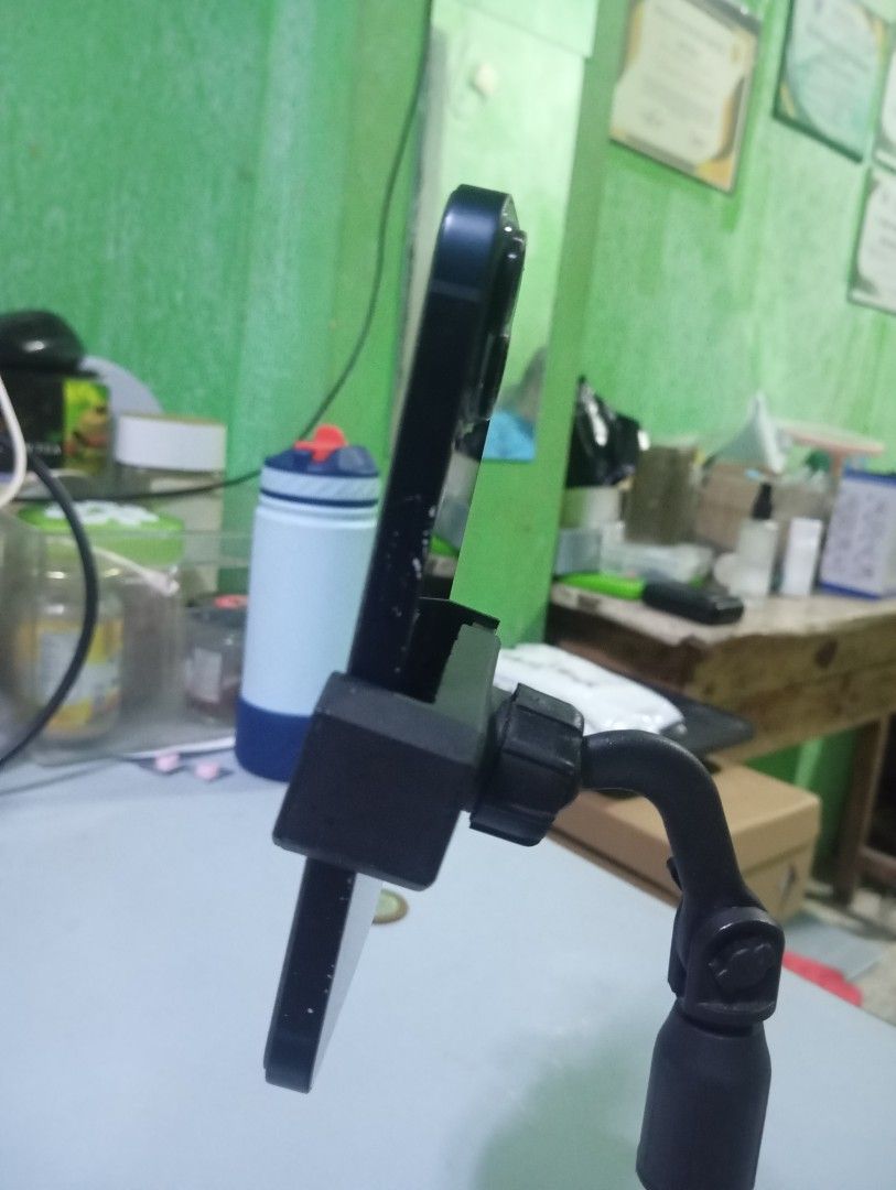 Iphone 13 128gb (Category: iPhone 13 Series) located in Muntinlupa City. Submitted by jbpardina29 (Listing ID 1470731786, Image 2). Description: 78bh paint chips and dents issue no repair.