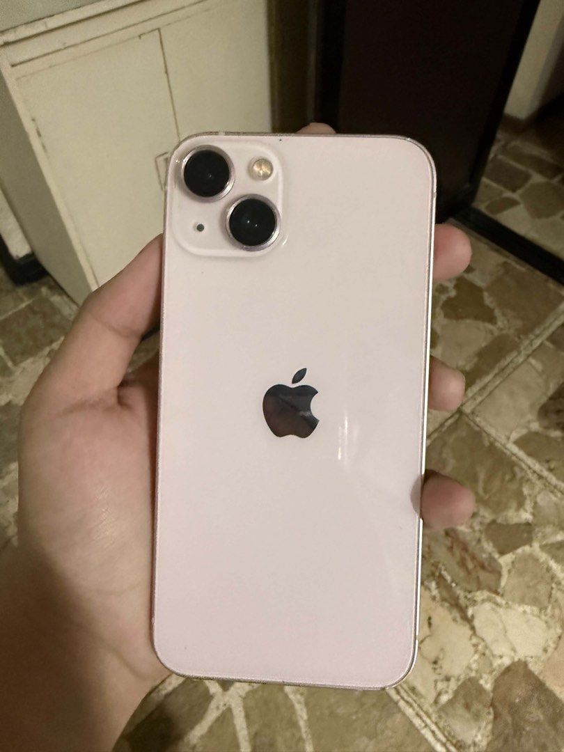 iPhone 13 (Category: iPhone 13 Series) located in Paranaque City. Submitted by paul04r (Listing ID 1470702238, Image 2). Description: 79% battery health Parañaque loc.