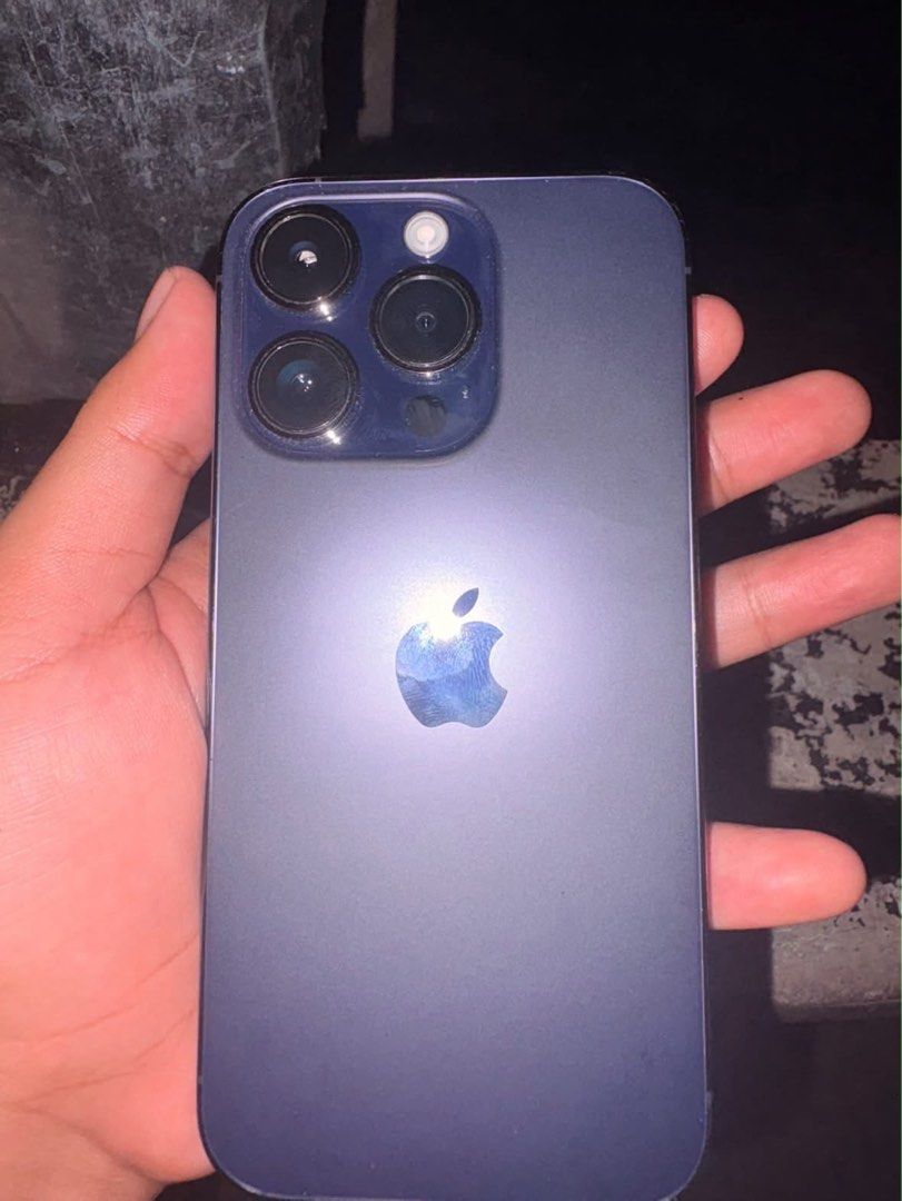 Iphone 14 pro (Category: iPhone 14 Series) located in Pasig City. Submitted by rushonlybruh (Listing ID 1470625585, Image 1). Description: 128gb 75% bh all orig parts zp/a variant (ph) factory unlocked issue: scratches sa screen maliliit, super small dents due to hard case inclusions: cord, case, orig box.