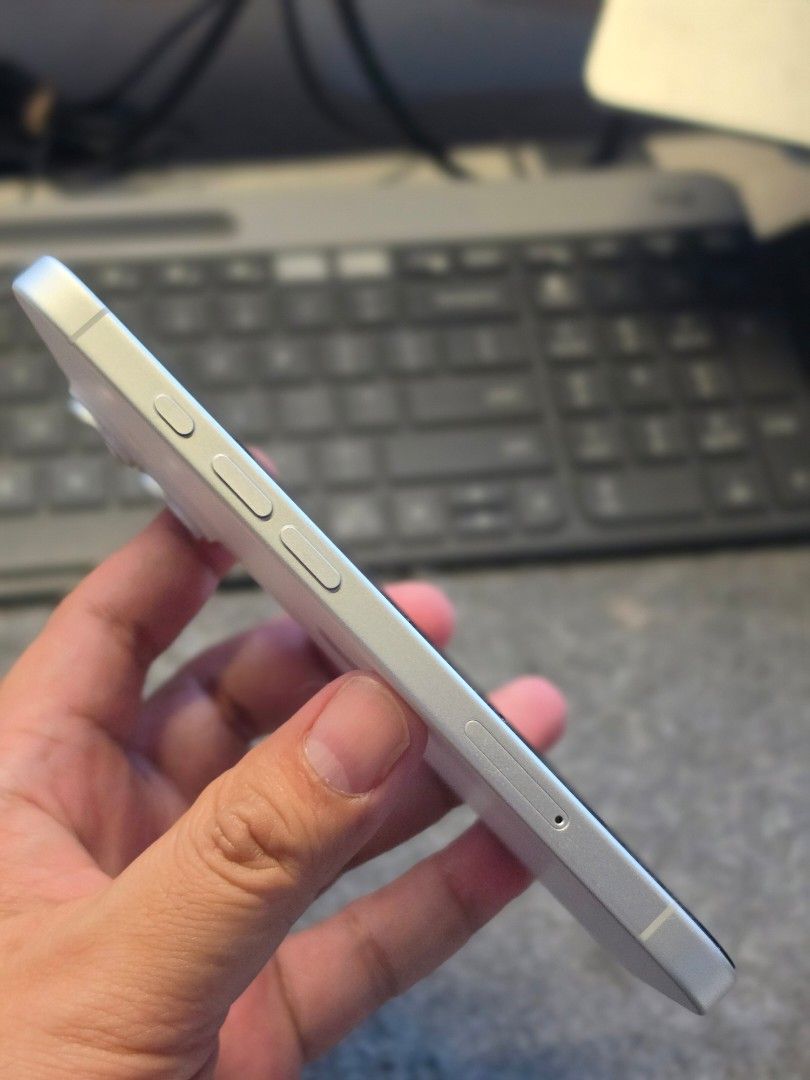IPhone 16 128GB Starlight (Globe Locked) (Category: iPhone 16 Series) located in Mandaluyong City. Submitted by techbigboy (Listing ID 1470585591, Image 3). Description: - Pristine, brand-new condition - Just bought this Feb 2026 - Batt health at 95% with 273 cycle count - Can reset all you want - I have disposed the box, so it only comes with the unit and the original cable - RFS spare phone DM 📩.