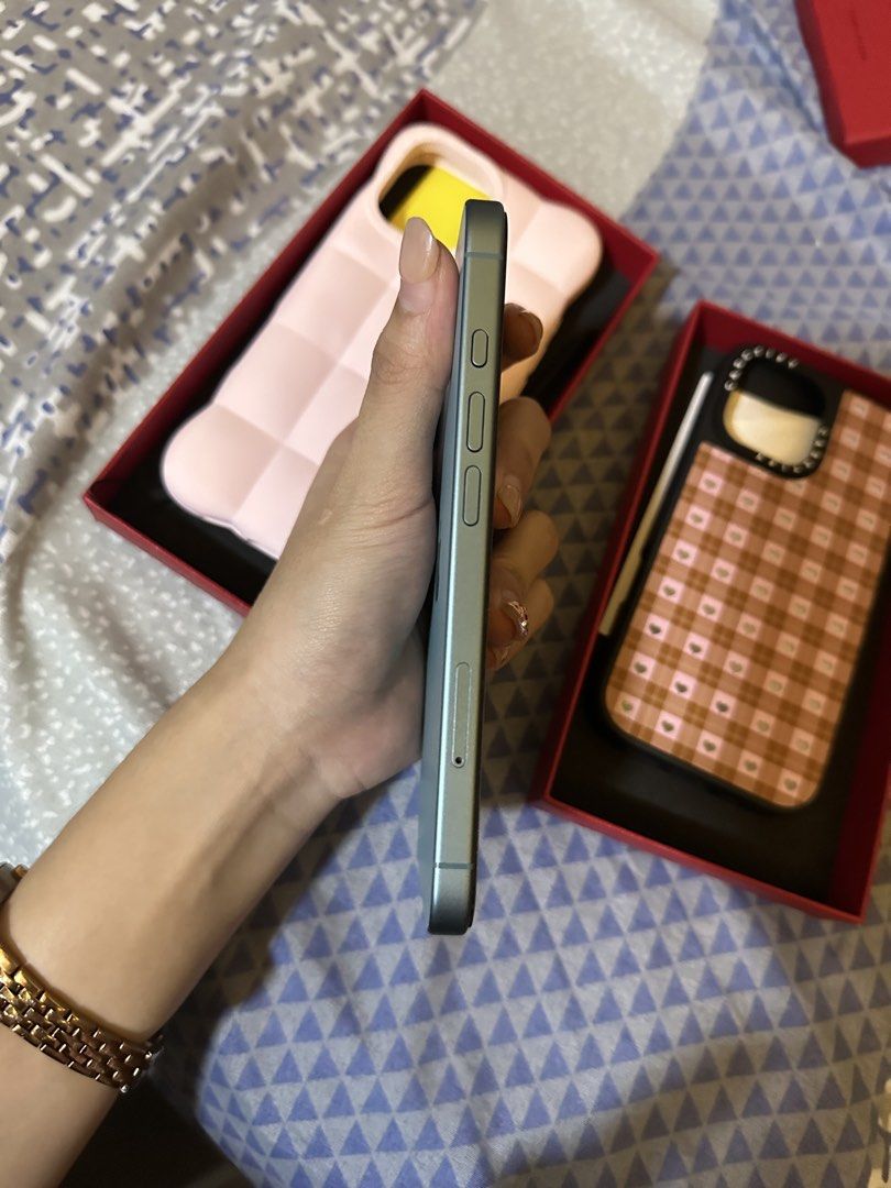 IPHONE 16 256gb (Category: iPhone 16 Series) located in Manila. Submitted by nobodddyyy (Listing ID 1470677365, Image 2). Description: Iphone 16 256gb Smart Locked No dents and scratches No history of repair Battery Health 86% Inclusion Unit Cases.