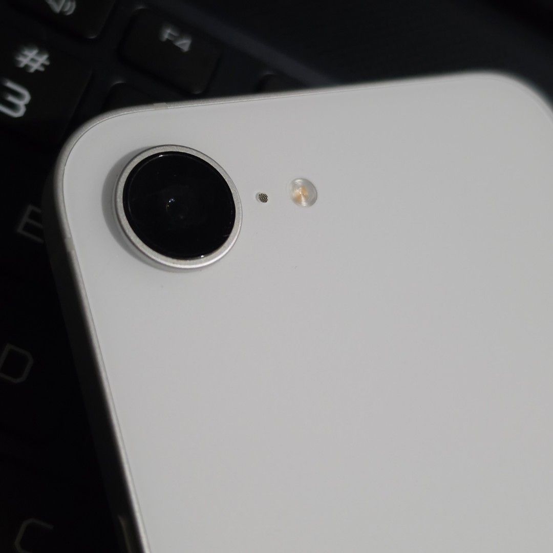 iPhone 16e 128gb 93% 340cc (Category: iPhone 16 Series) located in Makati City. Submitted by randomelle (Listing ID 1470642958, Image 3). Description: Please read !!! For sale only Not responding to cheap offers RFS extra phone, upgraded iPhone 16e White 128gb 93% batt health, 340 cycle count In excellent quality and condition✨️ Openline, physical sim + esim NO ISSUES Had tempered glass since day 1♡ Incl. Unit only + cases: 1-Casetify white rippl
