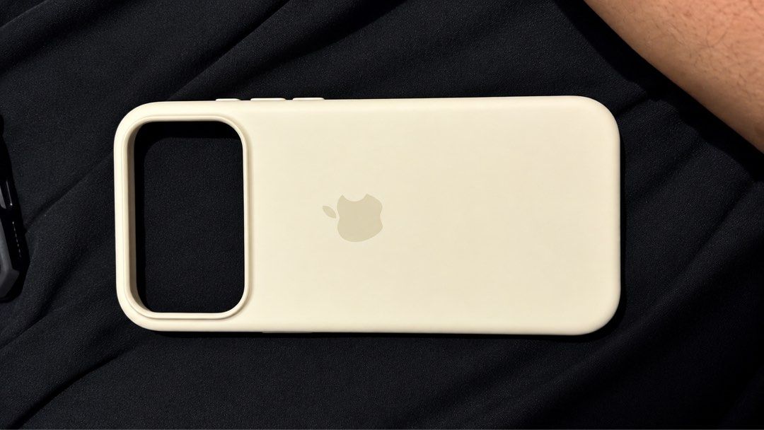 Iphone 17/18 pro max cases (original) (Category: Cases & Sleeves) located in Paranaque City. Submitted by prelovedlux83 (Listing ID 1470684659, Image 3). Description: Spigen thin fit black -900 Apple silicon case vanilla-1800.