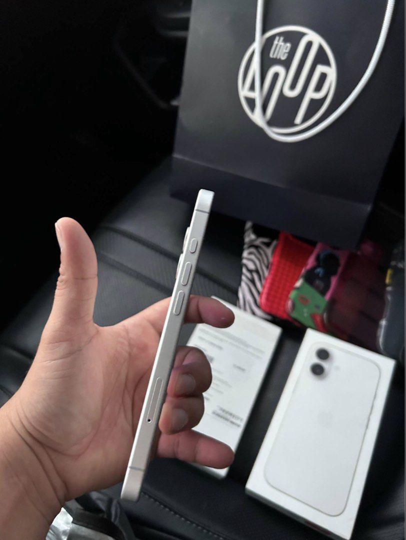 Iphone 17 256gb (Category: Others) located in Rizal. Submitted by fiercewhale.ec33f5 (Listing ID 1470681391, Image 3). Description: - Model: iPhone 17 - Storage: 256GB - Color: White - Condition: Excellent, like new with original box and official reciept from the loop Issue: napalitan ng lcd but same lang.super nipis ng sides and bottom - Features: Stunning display, dual-camera system, Type-C charging port - Meetup Location: McDonald's, Marilaque