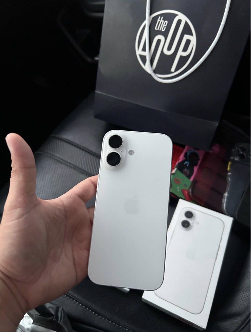 Iphone 17 256gb (Category: Others) located in Rizal. Submitted by fiercewhale.ec33f5 (Listing ID 1470681391, Image 2). Description: - Model: iPhone 17 - Storage: 256GB - Color: White - Condition: Excellent, like new with original box and official reciept from the loop Issue: napalitan ng lcd but same lang.super nipis ng sides and bottom - Features: Stunning display, dual-camera system, Type-C charging port - Meetup Location: McDonald's, Marilaque