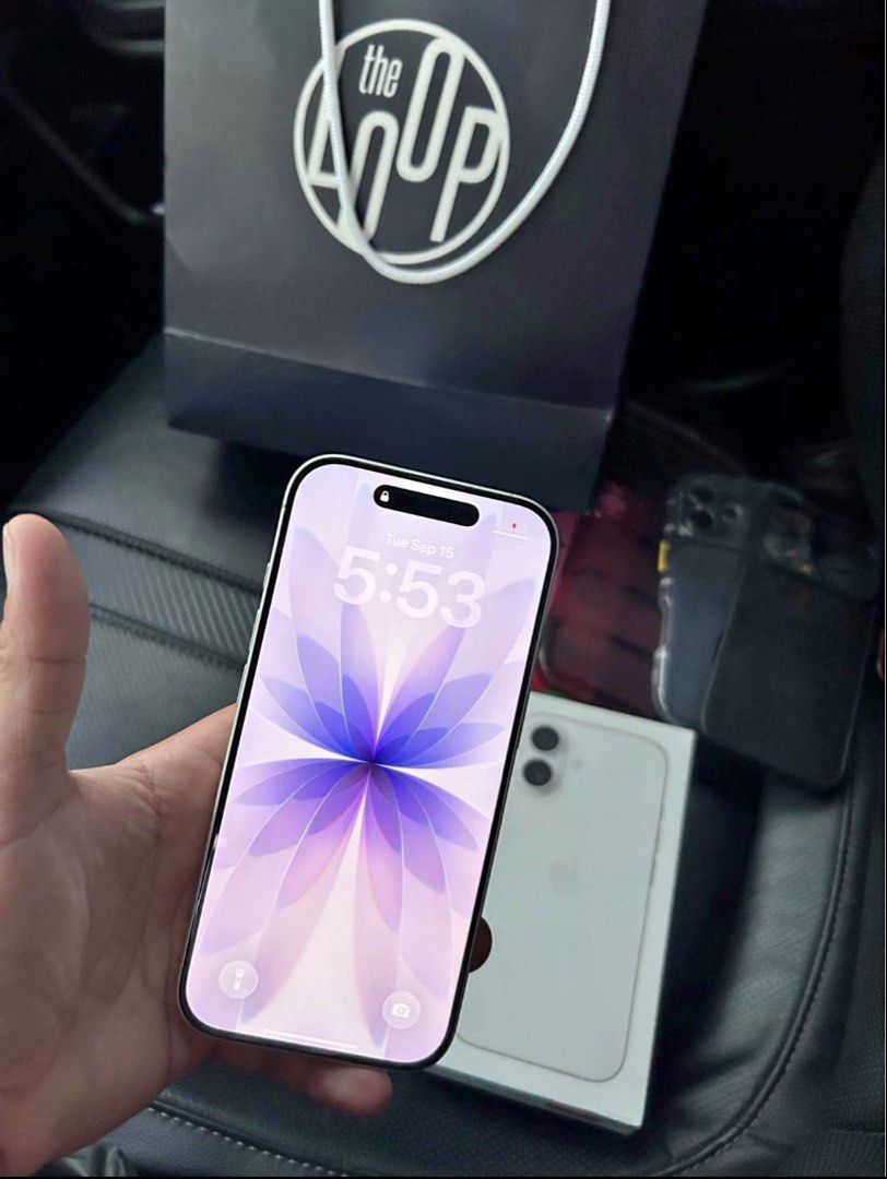 Iphone 17 256gb (Category: Others) located in Rizal. Submitted by fiercewhale.ec33f5 (Listing ID 1470681391, Image 1). Description: - Model: iPhone 17 - Storage: 256GB - Color: White - Condition: Excellent, like new with original box and official reciept from the loop Issue: napalitan ng lcd but same lang.super nipis ng sides and bottom - Features: Stunning display, dual-camera system, Type-C charging port - Meetup Location: McDonald's, Marilaque