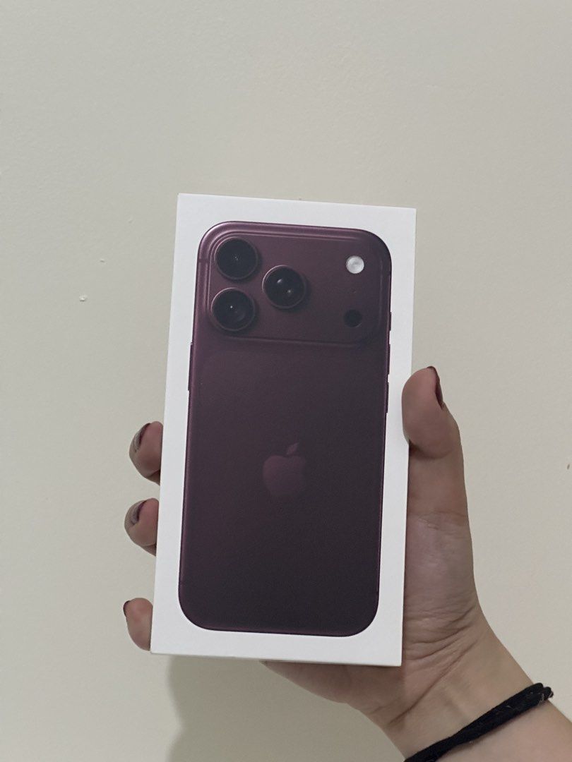 iPhone 18 Pro 256gb (Category: iPhone 18 Series) located in Caloocan City. Submitted by JonaxxSneakers (Listing ID 1470656655, Image 3). Description: iPhone 18 Pro 256gb Burgundy Color With box and charger Bought last Oct 19, 2026 85,000 pesos only. Slightly nego if kunin agad. Rfs: naliliitan sa pro will upgrade to pro max. 📍Pasig City.