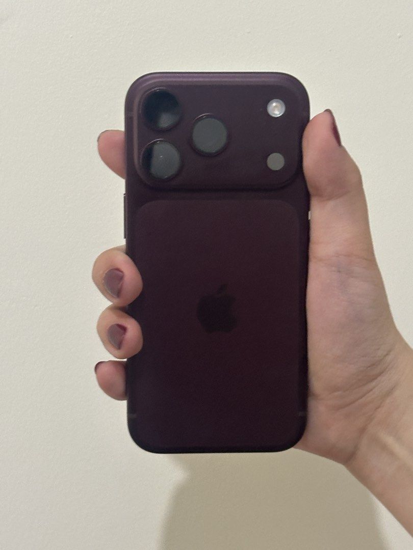 iPhone 18 Pro 256gb (Category: iPhone 18 Series) located in Caloocan City. Submitted by JonaxxSneakers (Listing ID 1470656655, Image 2). Description: iPhone 18 Pro 256gb Burgundy Color With box and charger Bought last Oct 19, 2026 85,000 pesos only. Slightly nego if kunin agad. Rfs: naliliitan sa pro will upgrade to pro max. 📍Pasig City.