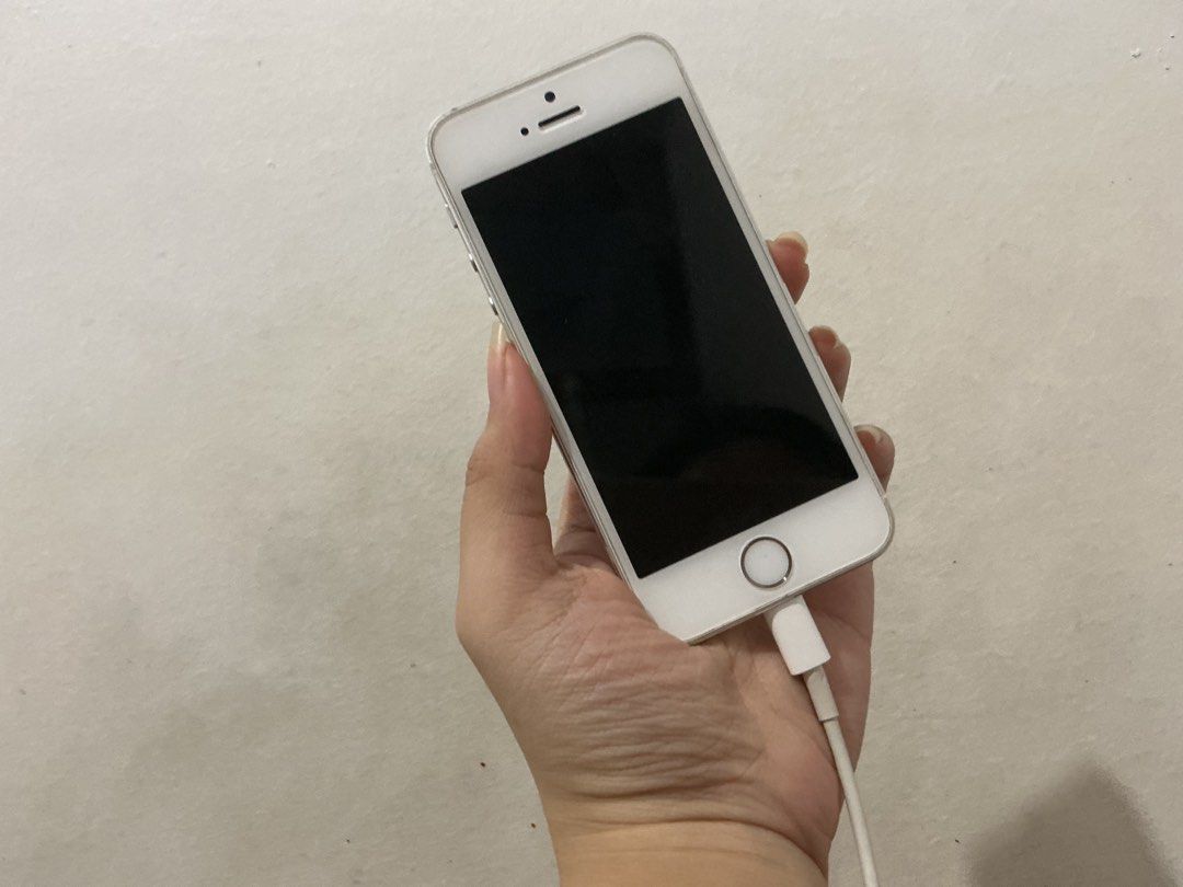 iphone 5s (working) (Category: Others) located in Manila. Submitted by ilovemangow (Listing ID 1470686213, Image 1). Description: working iphone see pics (swipe) pwede lagyan any sim pwede lagyan icloud no issue.