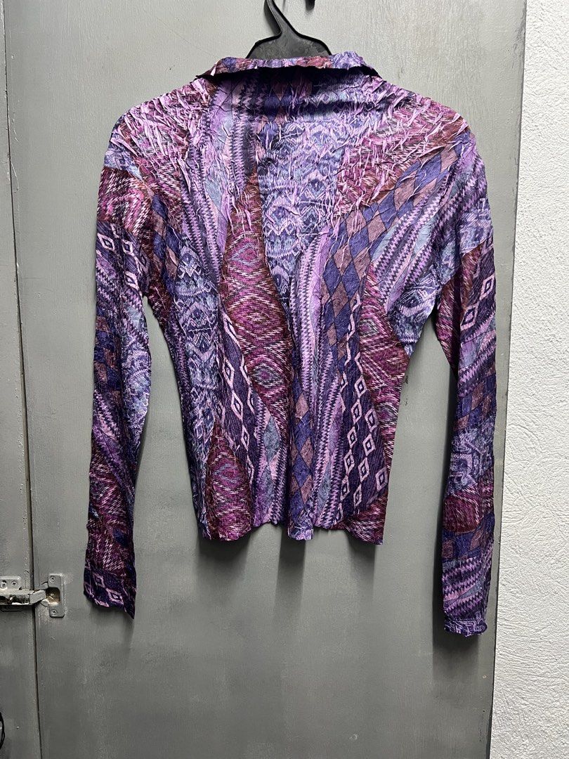ISAA PLEATS (Category: Longsleeves) located in Dasmarinas. Submitted by jessputrages (Listing ID 1470720391, Image 2). Description: For sale Isaa pleats Excellent condition No issue 1500 plus shipping fee Pm for more details.