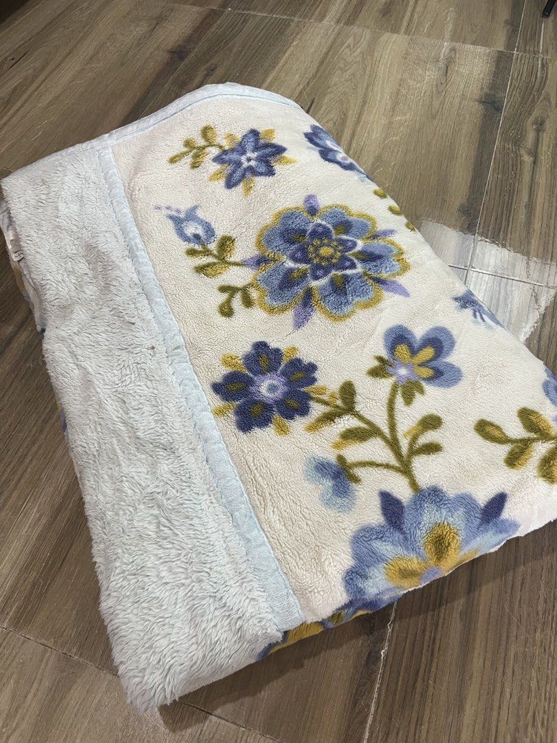 JAPAN MINK BLANKET (Category: Bedding & Towels) located in Bulacan. Submitted by letsfindukaywithme (Listing ID 1470604272, Image 2). Description: Japan mink blanket Heavy blanket 2 ply 140x200cm Double size Bed topper also can be use as a comforter no issue +sf Payment first Ship via J&T or shoppe check out .